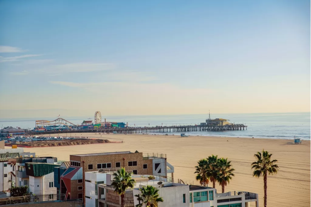 O verão é superconvidativo para ir às praias de Santa Monica e Venice Beach, mas é a estação mais cheia de turistas em Los Angeles.