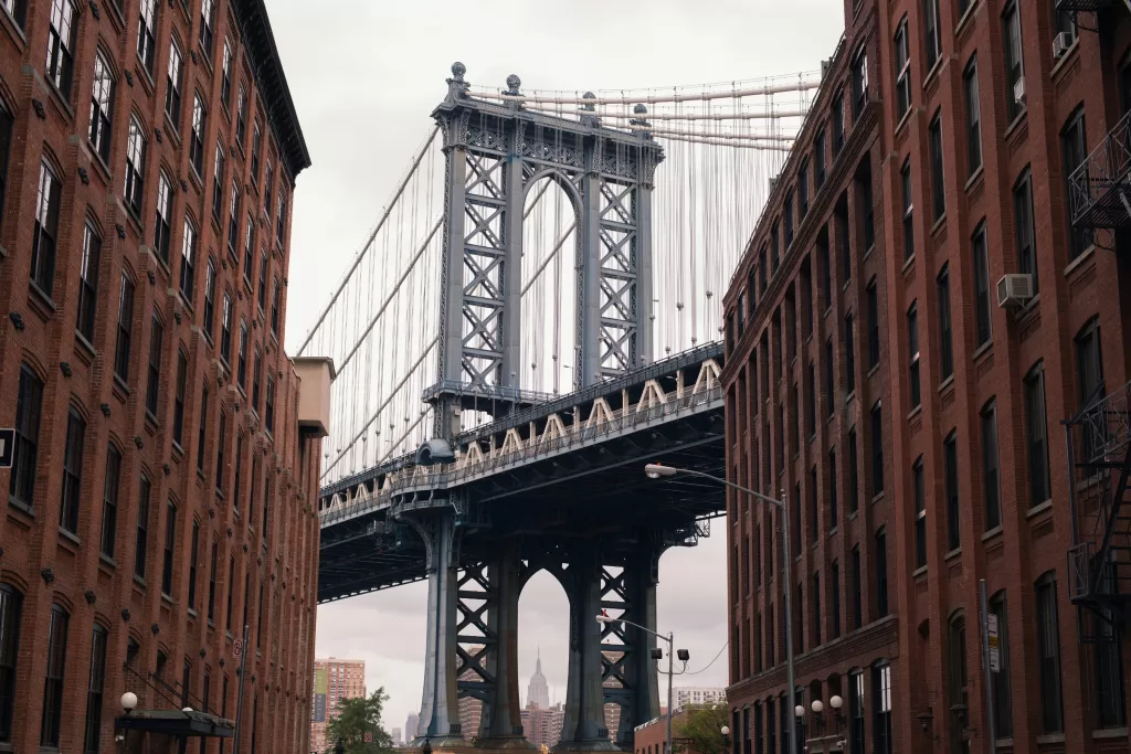 O DUMBO também fica no Brooklyn e oferece galerias de arte e cafés descolados.