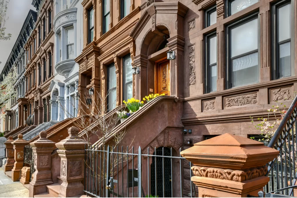 Ao norte de Manhattan, o Harlem oferece hospedagens próximas ao Central Park e ao metrô.