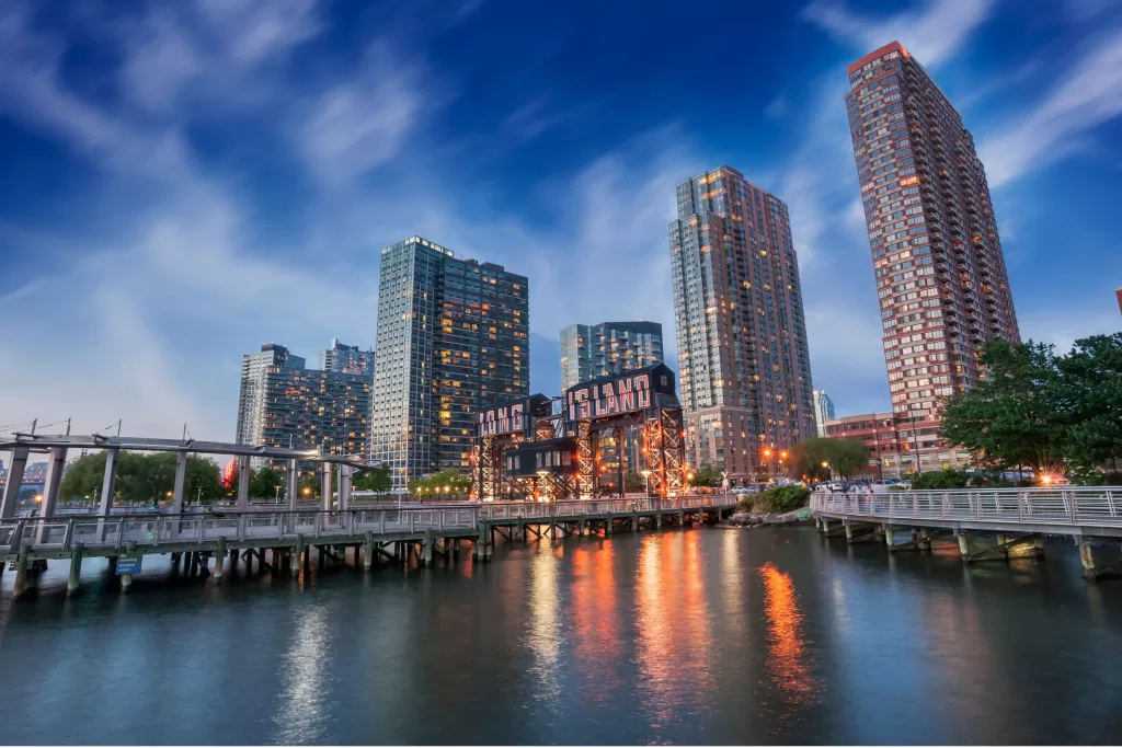 Um pouco mais afastado de Midtown, Long Island City é um bairro que fica no Queens, e pode ser uma opção de hospedagem mais barata.