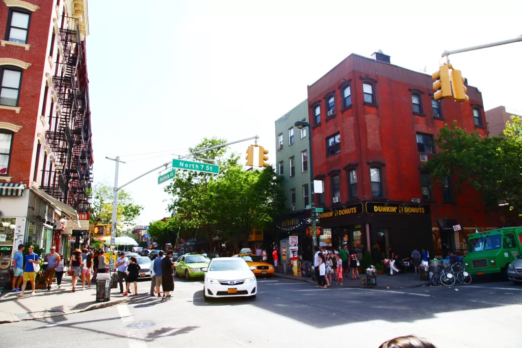 No Brooklyn, Williamsburg conta com hospedagens moderninhas e deixa você perto da Brooklyn Bridge.