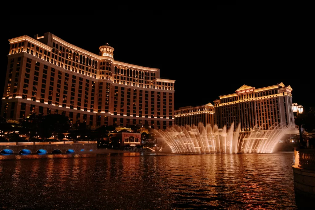 Assista ao show das águas na frente do Bellagio, um dos resorts mais icônicos de Vegas.