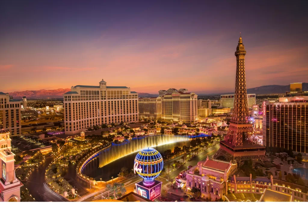 Por que visitar Las Vegas? A cidade é como um parque de diversões para adultos, onde a regra é aproveitar cada momento da extravagância americana.