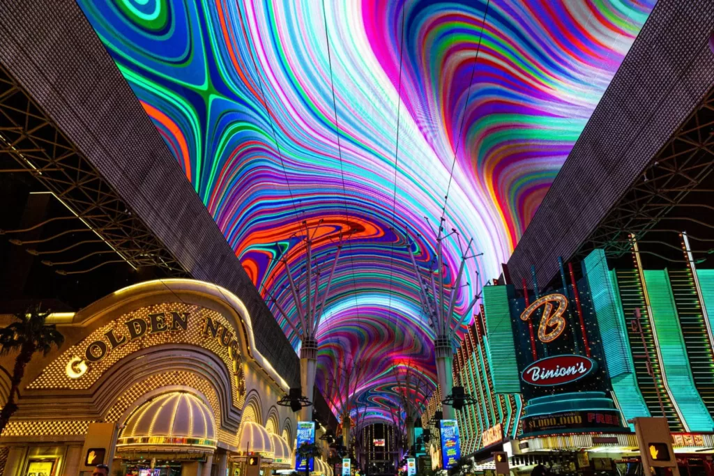 Não deixe de passear pela Fremont Street Experience, em Las Vegas.