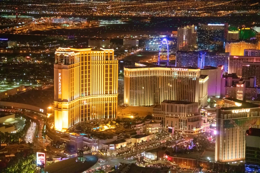 A melhor região para se hospedar em Las Vegas é na Strip, onde tudo acontece: shows, cassinos, restaurantes renomados e muito mais,