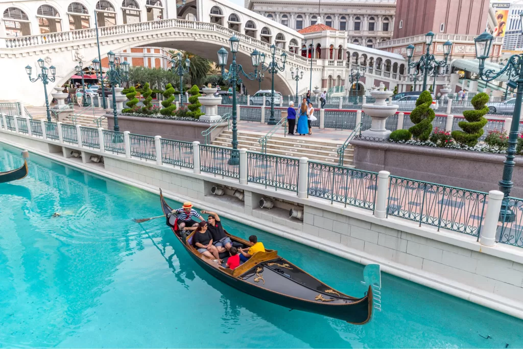 Faça um passeio de gôndola pelo Venetian Hotel.
