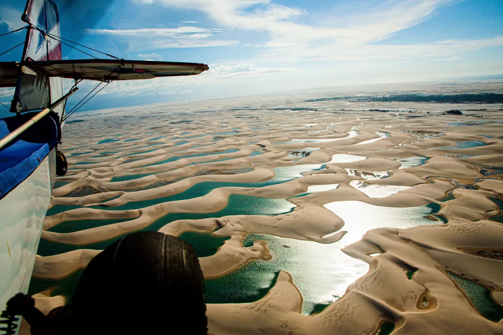 Um dos passeios nos Lençóis Maranhenses é um voo pelo parque nacional.