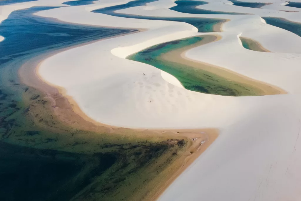 Os circuitos de lagoas são o passeio obrigatório nos Lençóis Maranhenses. Jogue-se na água e aproveite a paisagem sem igual.