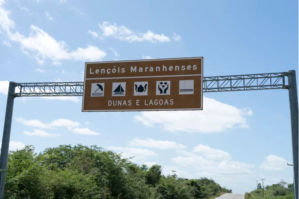 Para chegar aos Lençóis Maranhenses, é preciso ir a Sâo Luís e, de lá, pegar um ônibus, carro ou transfer privado para uma das cidades-base, antes de chegar aos Lençóis Maranhenses.