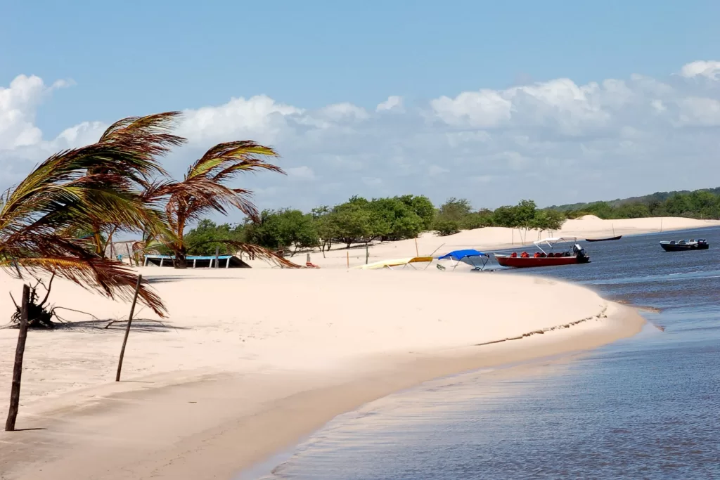 Um passeio pela Praia do Caburé é muito gostoso para quem visita os Lençóis Maranhenses.