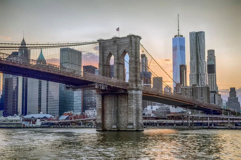 Cruze a Brooklyn Bridge, a ponte mais famosa de NYC.