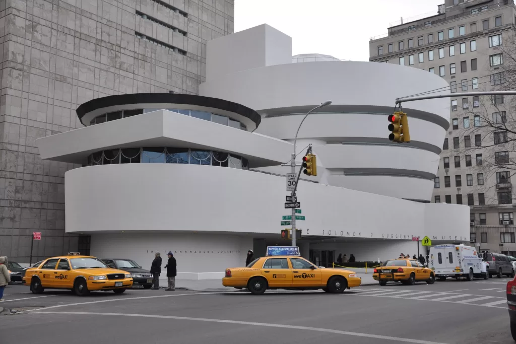O Guggenheim é um museu famoso em Nova York, localizado no Upper East Side.