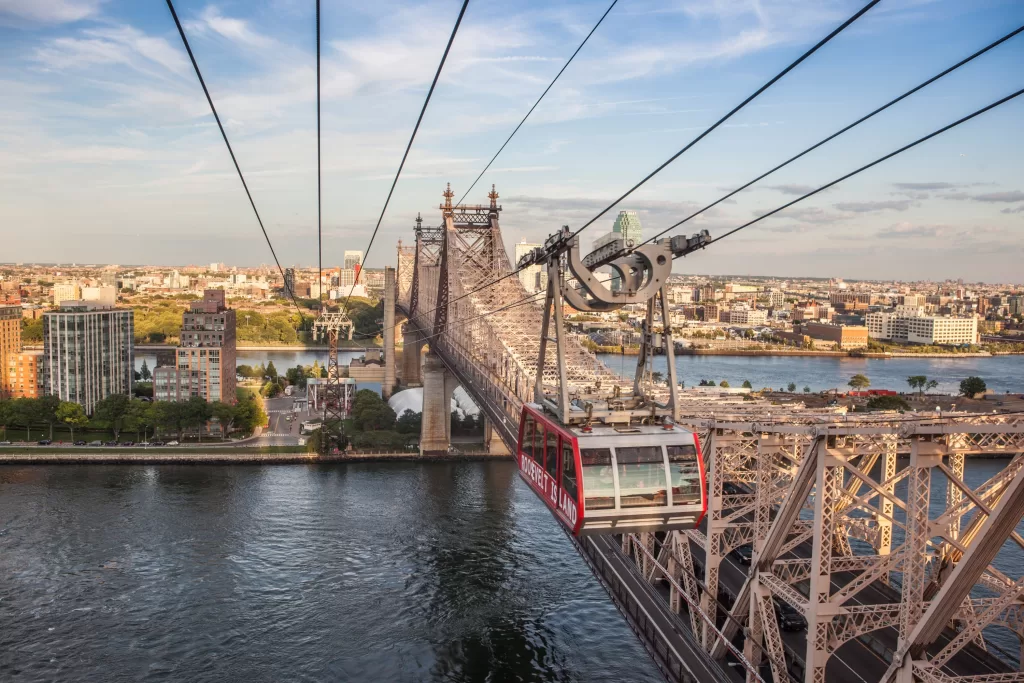 Suba no Roosevelt Island Tramway, um teleférico que permite que você tenha uma vista incrível da cidade - e pagando pouco.