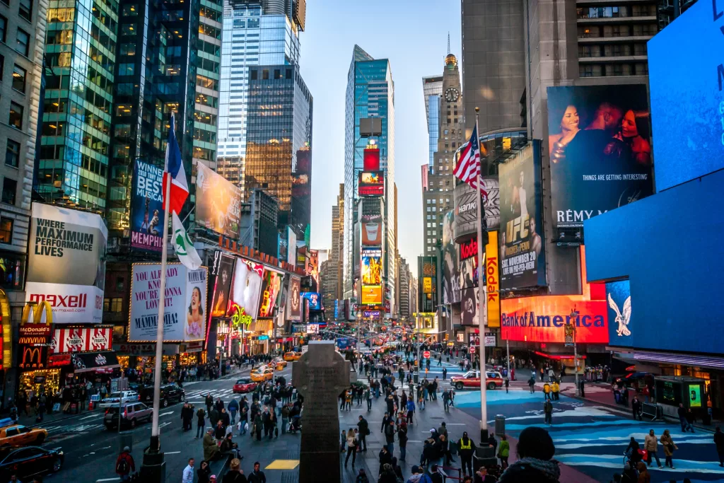 Coração de Manhattan, a Times Square é caótica - e pulsa a energia de Nova York.