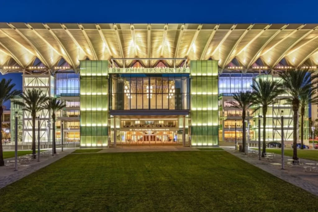 Se tiver tempo, assista a um espetáculo em Orlando no Dr. Phillips Center for the Performing Arts.