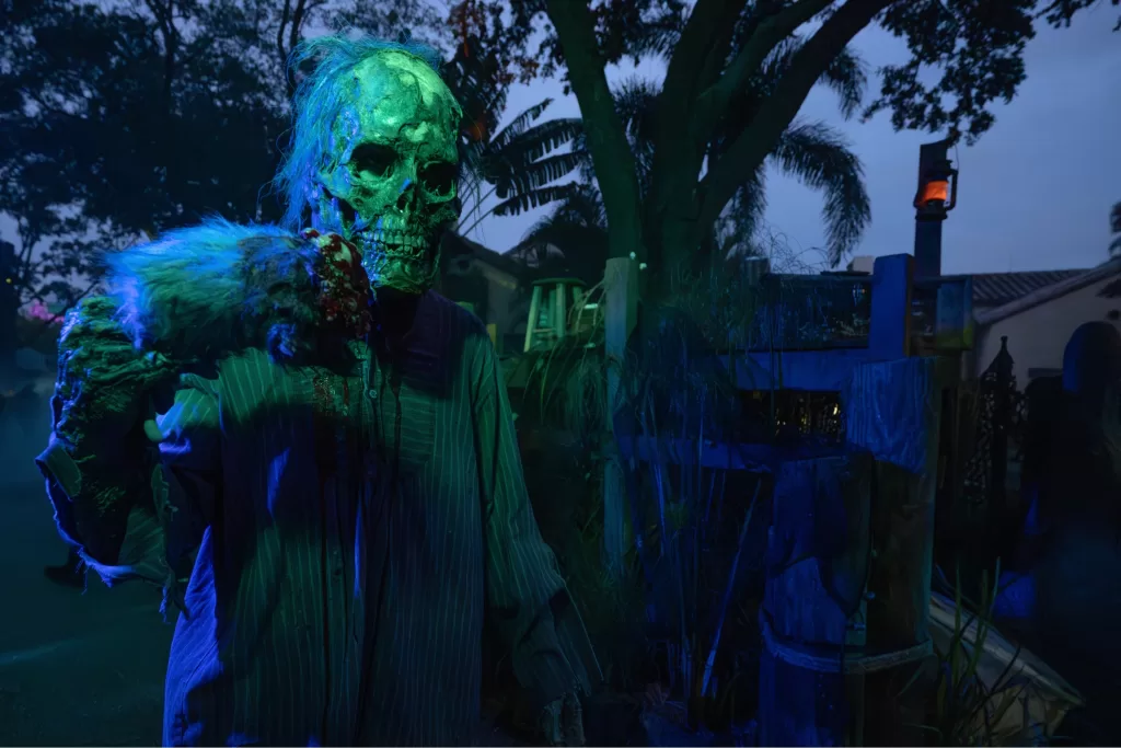 No outono, os parques se enfeitam para o Halloween, a temperatura e a multidão diminui.