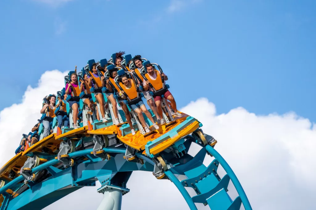 O verão em Orlando é bem úmido e quente. Também é alta temporada, por isso, espere por grandes filas nos parques temáticos e multidões.