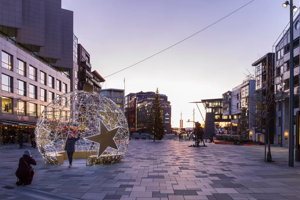 À beira do fiorde, Aker Brygge e Tjuvholmen, em Oslom, são áreas modernas e sofisticadas, conhecidas pelos restaurantes, bares e hotéis com vista para a água. 