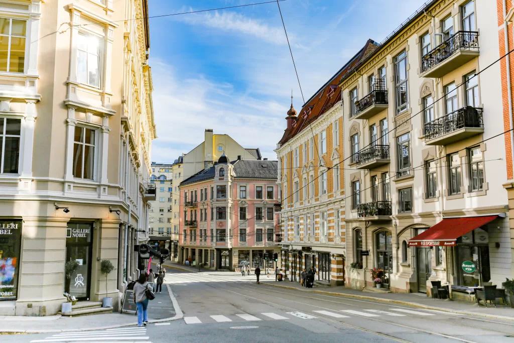 Frogner é um bairro de Oslo mais elegante e residencial, ideal para quem prefere uma estadia tranquila e bem localizada. 
