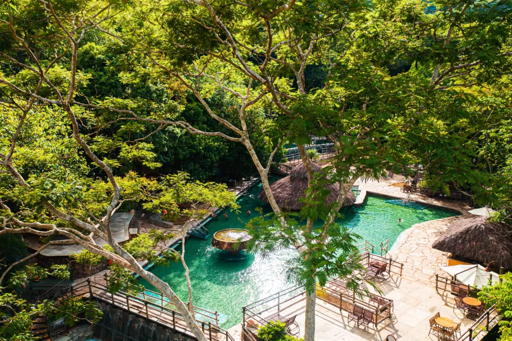 O Rio Quente Resorts é um complexo que inclui hotéis, parque aquático e piscinas termais naturalmente quentinhas.