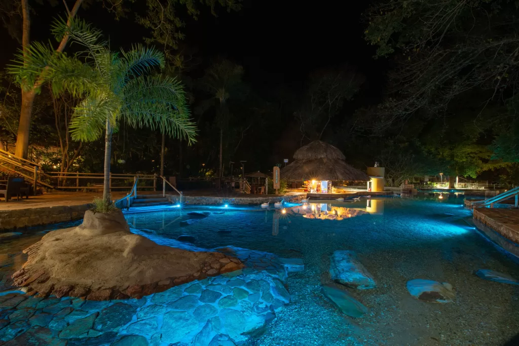 Aberto de dia e de noite, o Parque das Fontes é ideal para quem quer mergulhar durante a noite.