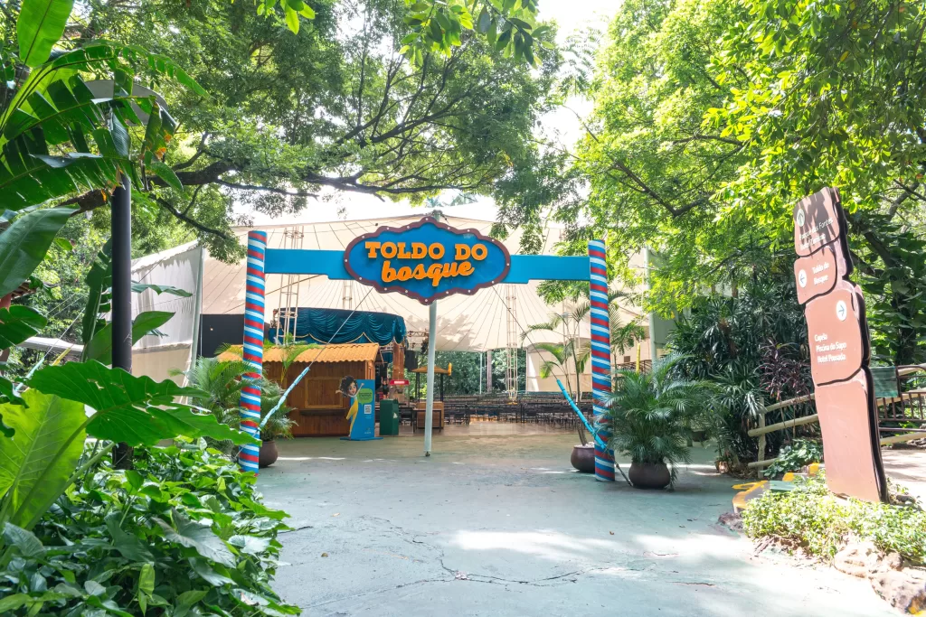 O Toldo do Bosque recebe shows e apresentações no Rio Quente Resorts.