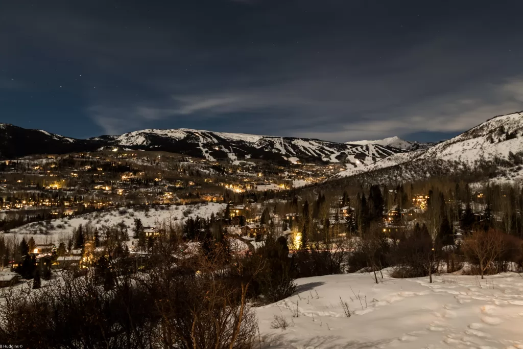 Localizada a cerca de 15 a 20 minutos de carro do centro de Aspen, Snowmass Village é onde fica a montanha Snowmass, a maior do complexo Aspen Snowmass. 