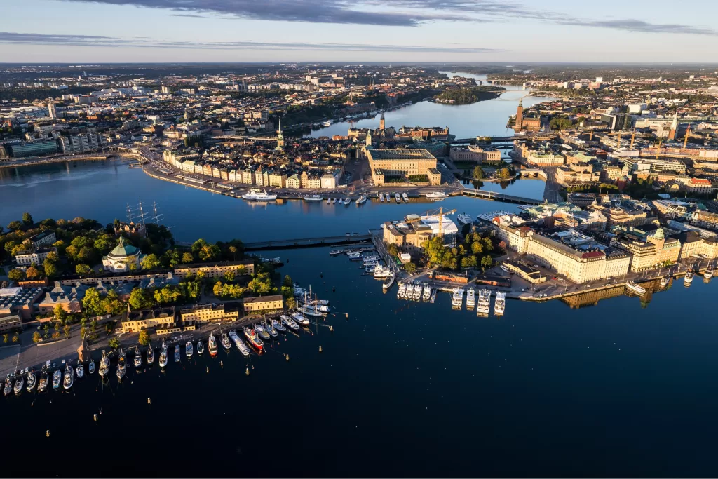 Sem dúvida, o verão é a melhor época para visitar Estocolmo. As temperaturas ficam entre 15°C e 25°C, e os dias podem chegar a incríveis 19 horas de luz solar.