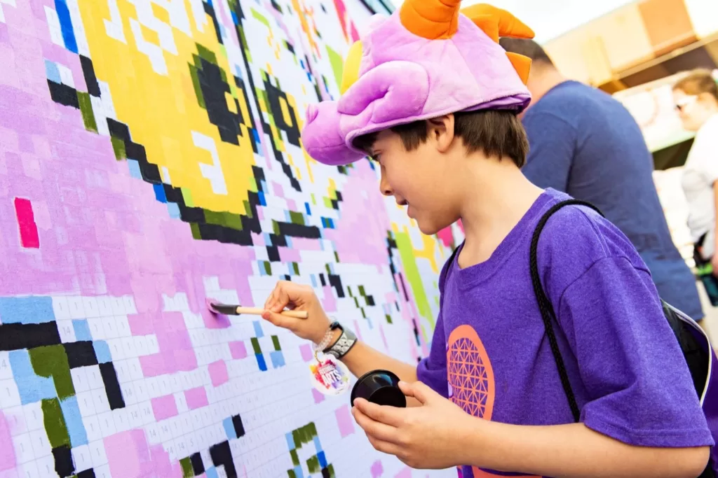 Uma das atividades do EPCOT International Festival of the Arts é pintar um mural coletivo.