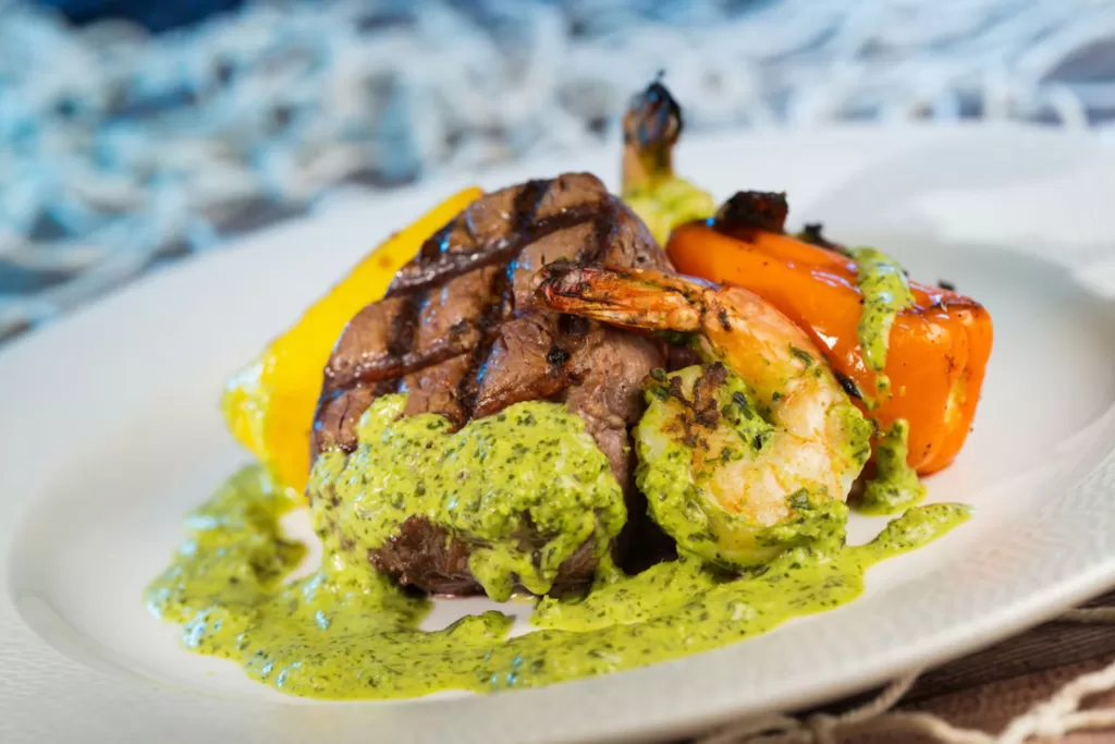 Contrate o pacote de refeições do Disney on Broadway e assista aos shows em um bom lugar durante o Festival of the Arts.