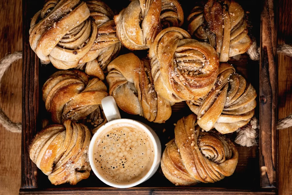 O kanelbulle é o tradicional pão doce de canela sueco. 