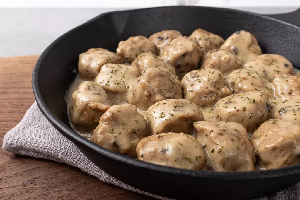 Talvez o prato sueco mais famoso no mundo, o köttbullar consiste em almôndegas de carne servidas tradicionalmente com purê de batatas cremoso, molho marrom, pepinos em conserva e geleia de mirtilo vermelho.