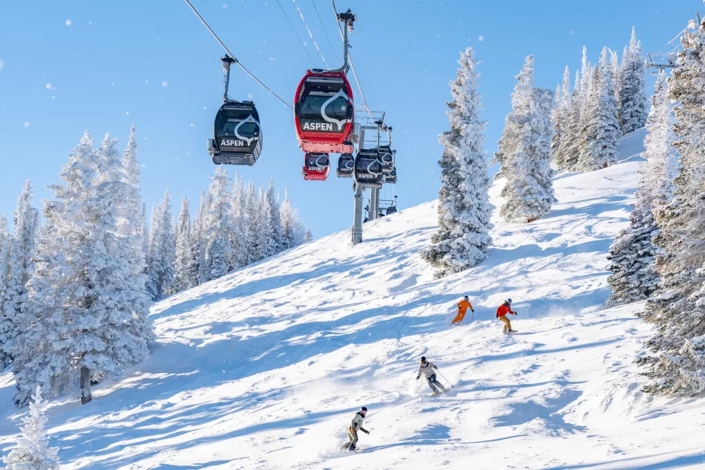 Aspen Snowmass é o imponente complexo de cerca de 2.500 hectares que reúne as quatro montanhas da região: Snowmass, localizada em Snowmass Village, Aspen Mountain (também conhecida como Ajax), Aspen Highlands e Buttermilk.