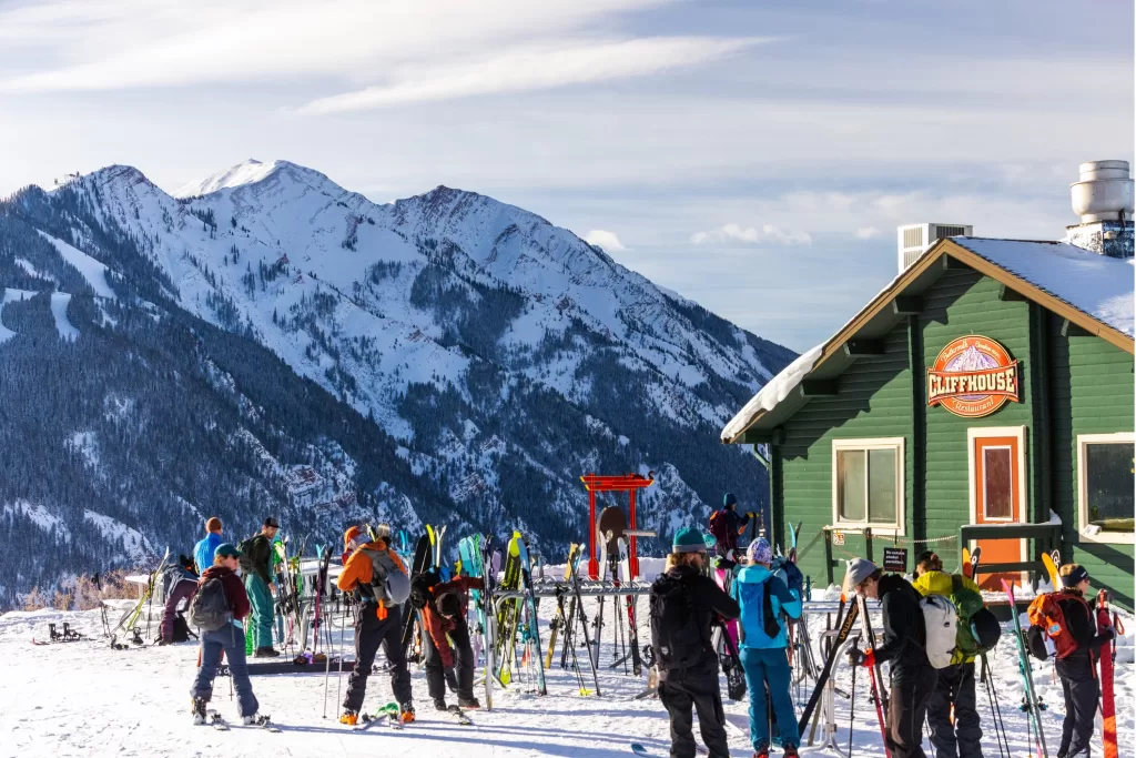 O esqui e o snowboard são algumas das atividades imperdíveis em Aspen durante o inverno.