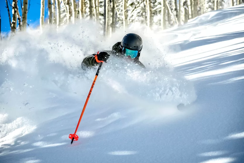 O esqui e o snowboard são algumas das atividades imperdíveis em Aspen durante o inverno.