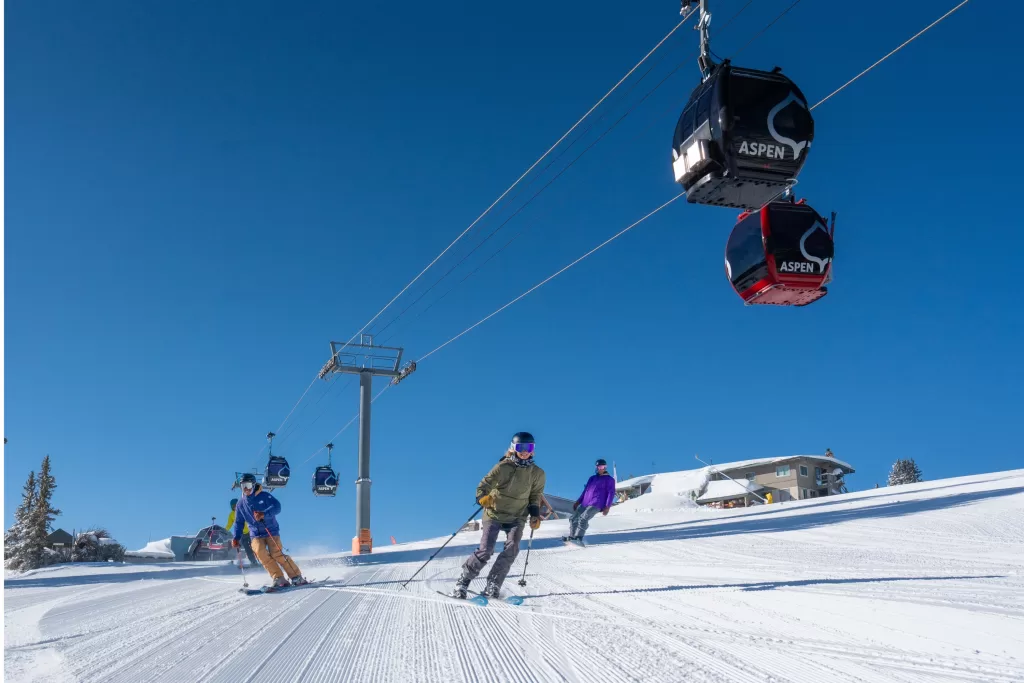 O esqui e o snowboard são algumas das atividades imperdíveis em Aspen durante o inverno.