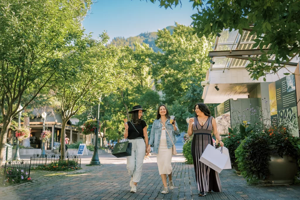 Durante a primavera, o verão e o início do outono, Aspen se transforma em um destino perfeito para quem gosta de natureza e atividades ao ar livre.