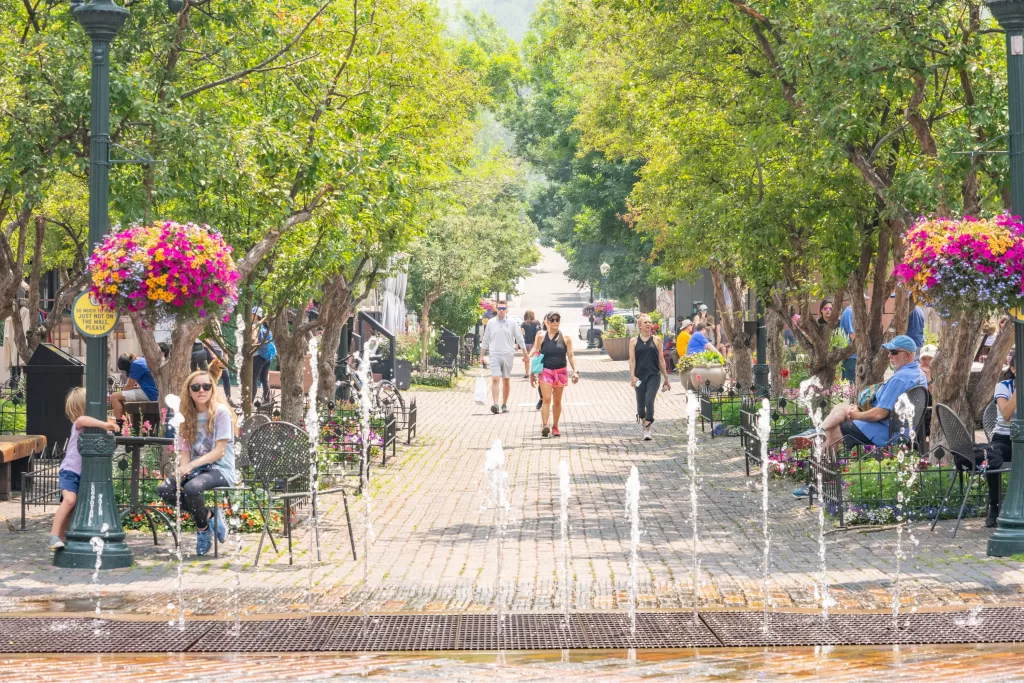 Durante a primavera, o verão e o início do outono, Aspen se transforma em um destino perfeito para quem gosta de natureza e atividades ao ar livre.