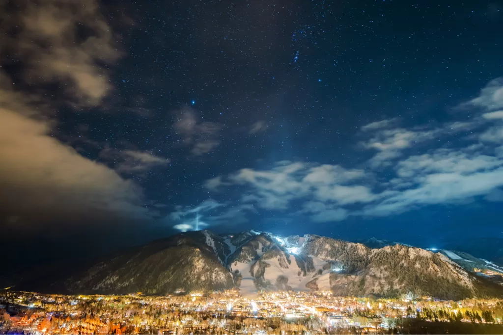 Ao escolher onde se hospedar em Aspen, você encontra uma grande variedade de opções, que vão desde resorts cinco estrelas até hospedagens no estilo ski-in/ski-out, que são verdadeiros “pés na neve”.