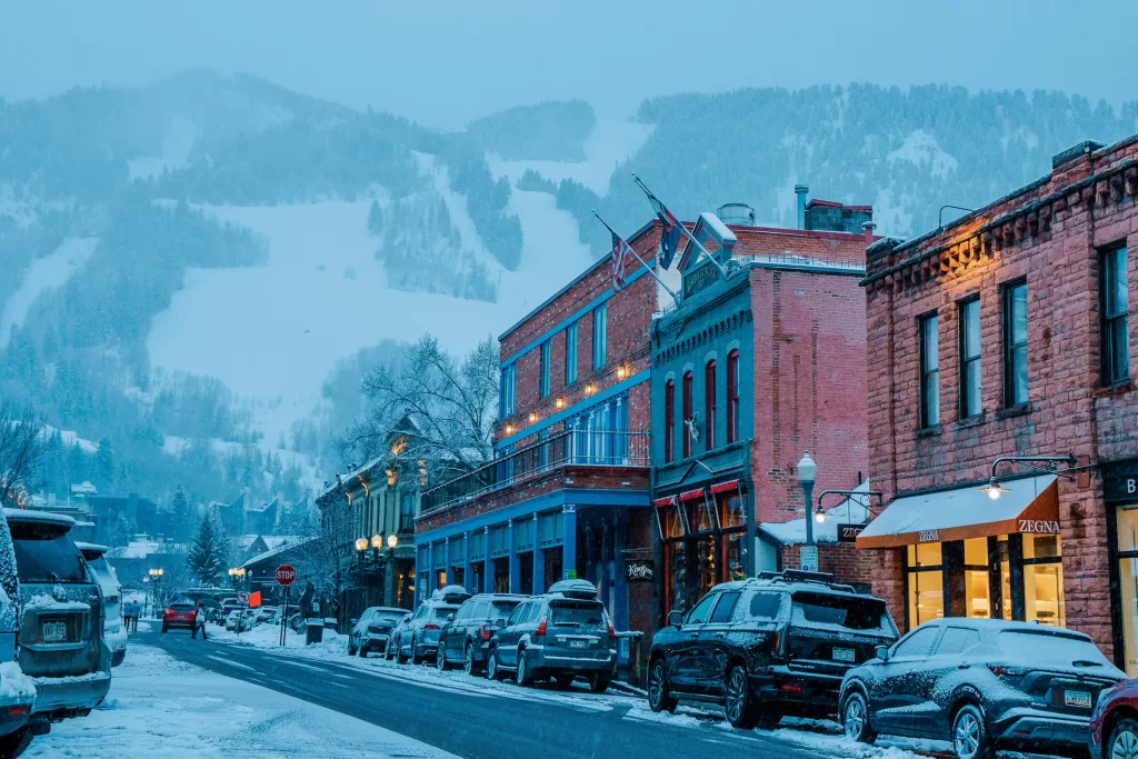 Aspen é um destino que atrai os fãs da neve e do esqui.