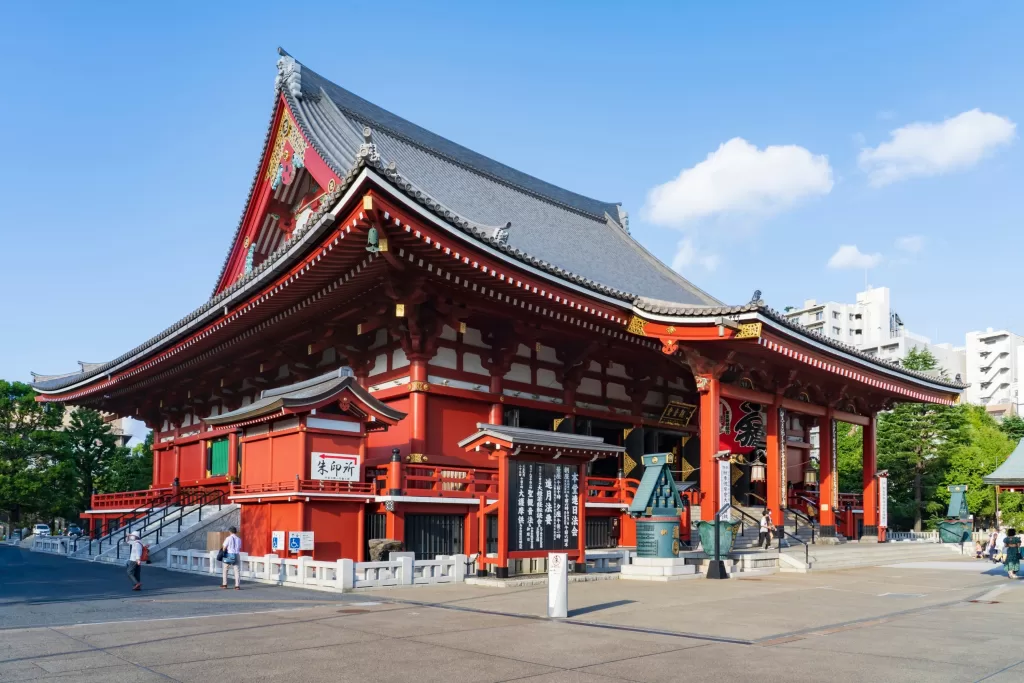  templo mais antigo e um dos mais emblemáticos de Tóquio, o Senso-ji é o coração espiritual de Asakusa.