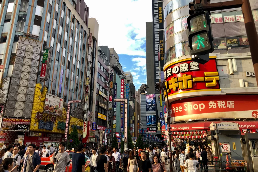 O famoso Godzilla no topo de um prédio em Kabukicho rende fotos curiosas e marca presença na paisagem urbana.