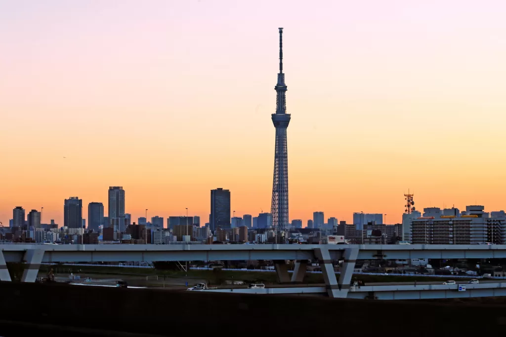 A estrutura mais alta do Japão, a Tokyo Skytree, proporciona vistas impressionantes em dias de céu aberto.