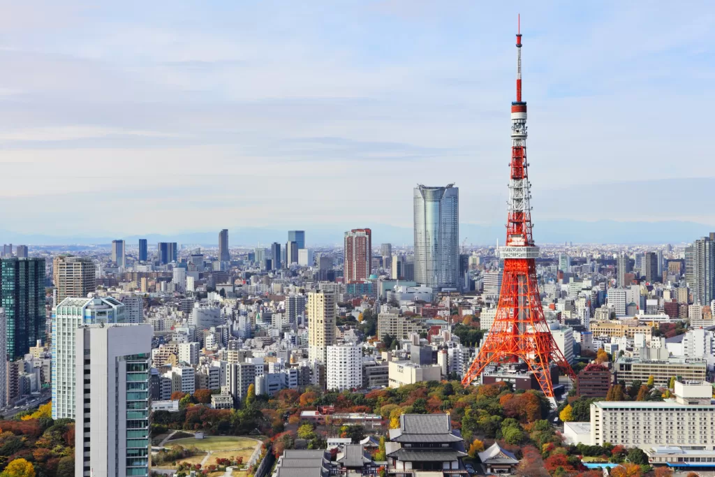 Ícone clássico da cidade, a Tokyo Tower lembra a Torre Eiffel e tem um charme retrô.