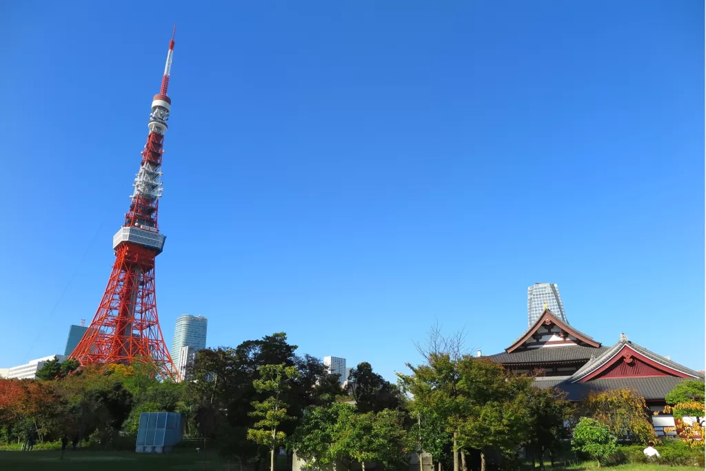 Com vista direta para a Tokyo Tower, o templo Zojoji chama atenção pelo contraste entre tradição e a cidade moderna. 