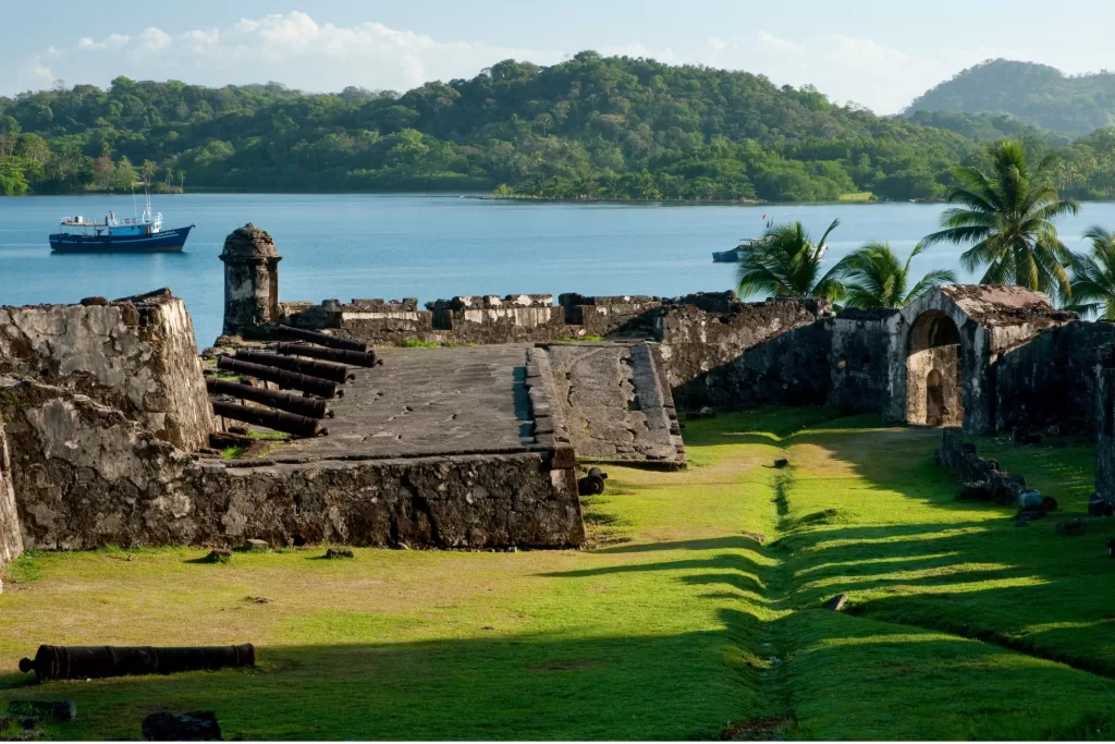 Também ligado ao passado colonial, o Castelo de San Jerónimo é outro exemplo das fortificações construídas para proteger o território panamenho. 