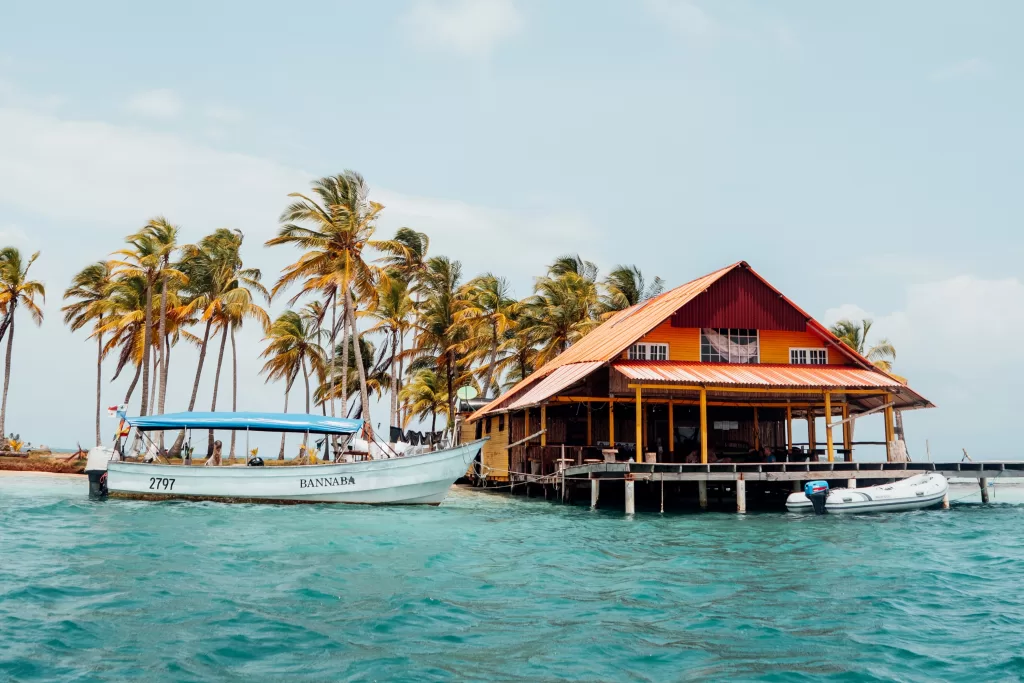 O arquipélago de San Blás, no Panamá, reúne areias brancas e um mar azul-turquesa de encher os olhos.