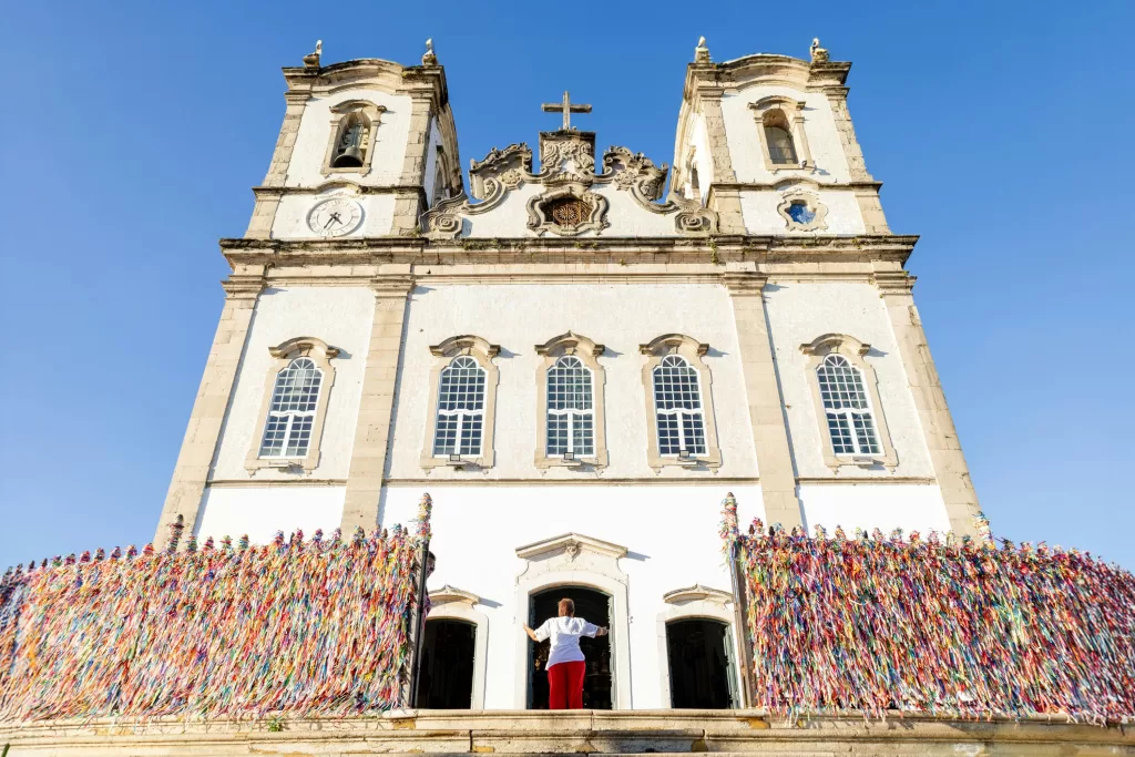 A Basílica do Nosso Senhor do Bonfim é o símbolo máximo da fé baiana, famosa pelas fitinhas coloridas amarradas nas grades. 