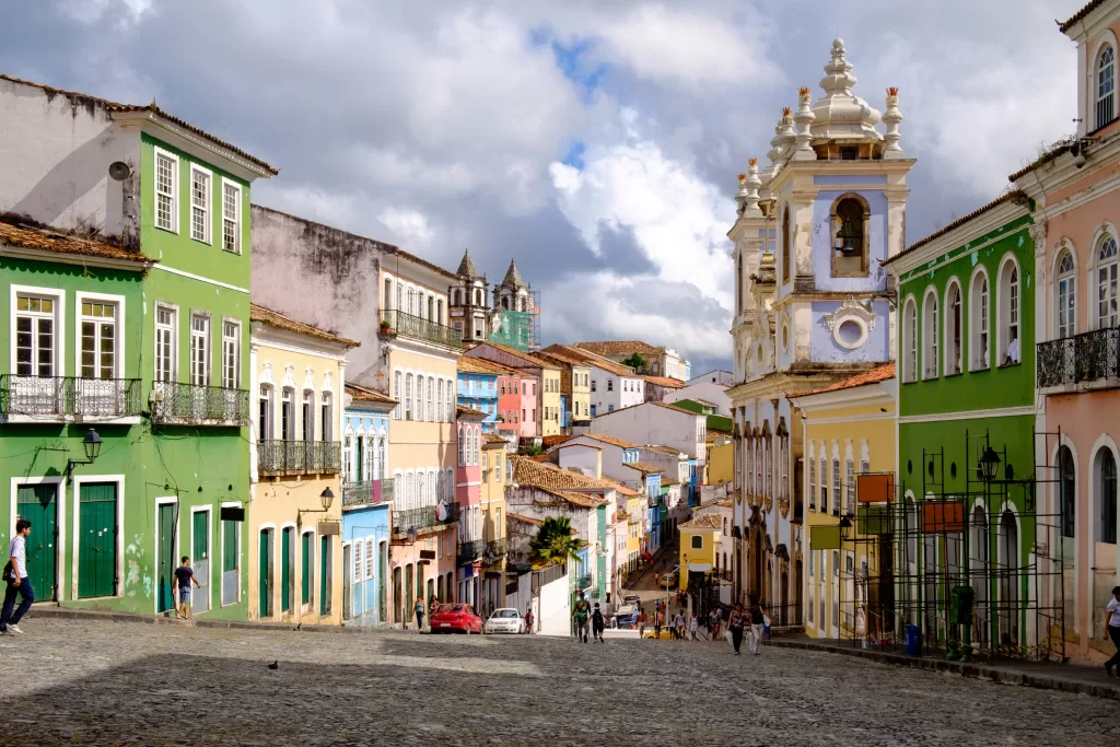 Caminhar pelas ruas do Pelourinho é mergulhar na história e na identidade afro-brasileira de Salvador.