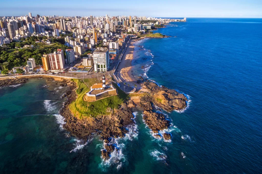 •	Praia do Farol da Barra: praia urbana com boa infraestrutura, águas tranquilas e o clima gostoso e quente de Salvador. A orla rende uma boa caminhada e uma linda vista.